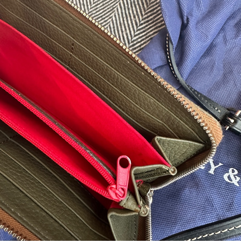 DOONEY & BOURKE lot of 3 items: purse, wallet, travel bag, wristlet, crossbody - Picture 5 of 12